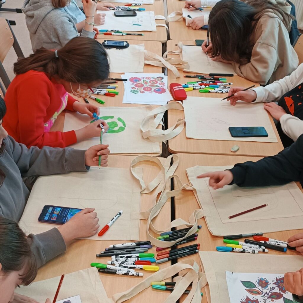 Warsztaty Concordia Vitae- warsztaty artystyczne- malowanie bawełnianych toreb- warsztaty szkolne