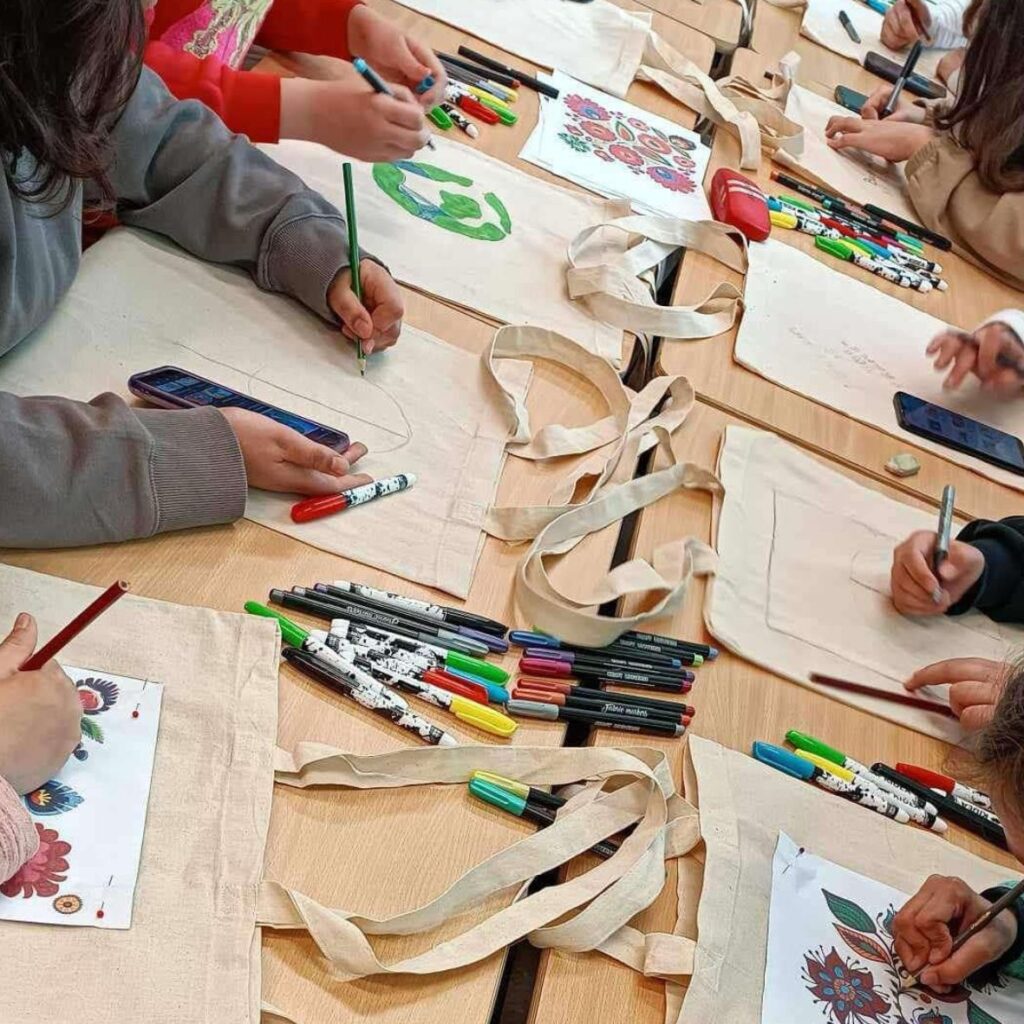 warsztaty ekologiczne malowanie bawełnianych toreb. Concordia Vitae. Bardo zdrowej przyszłości